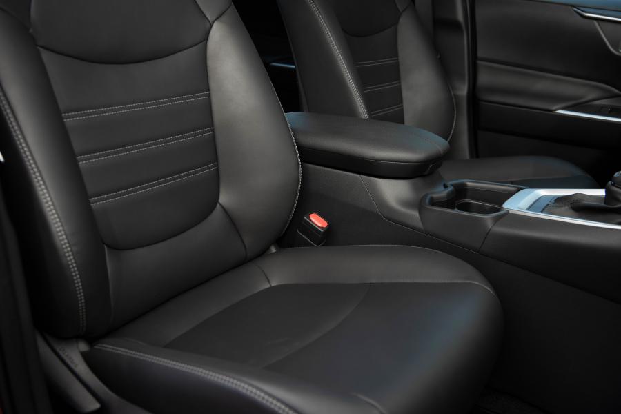 Интерьер Toyota RAV4 XLE AWD 2018 года  (NA) (фото 28 из 34)